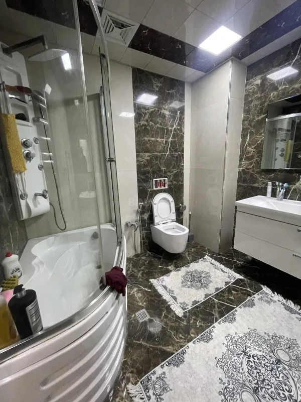 Satılır 3 otaqlı mənzil 135 m²