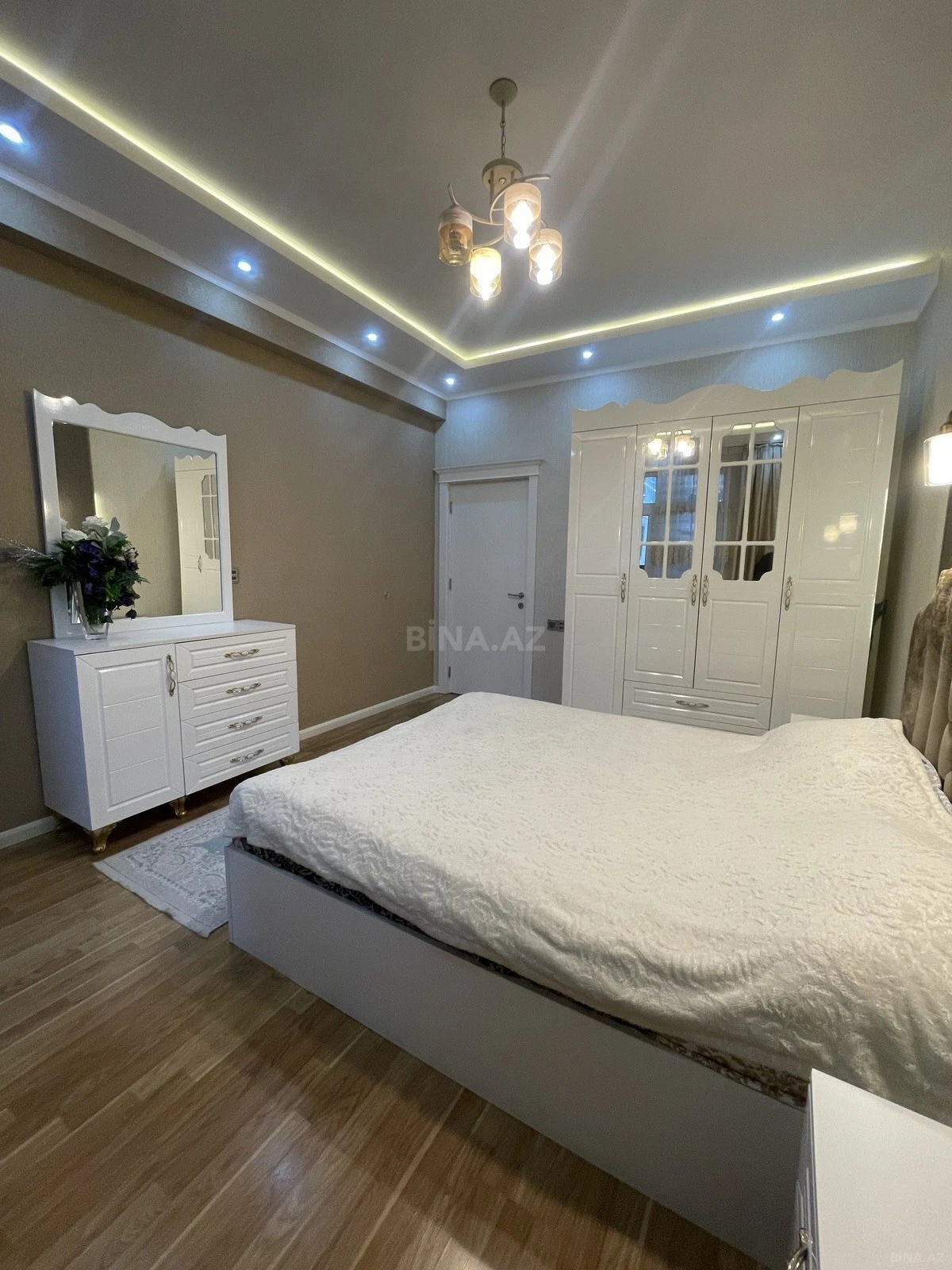 Satılır 3 otaqlı mənzil 135 m²