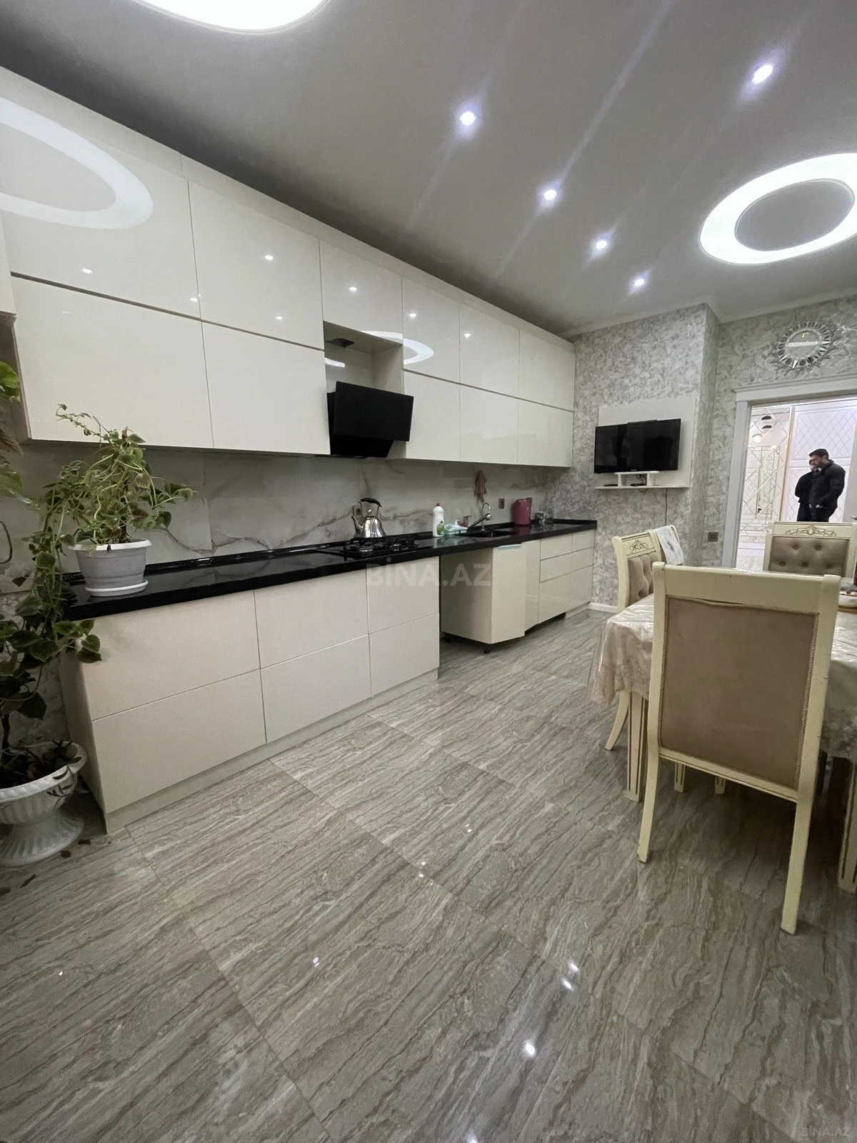 Satılır 3 otaqlı mənzil 135 m²