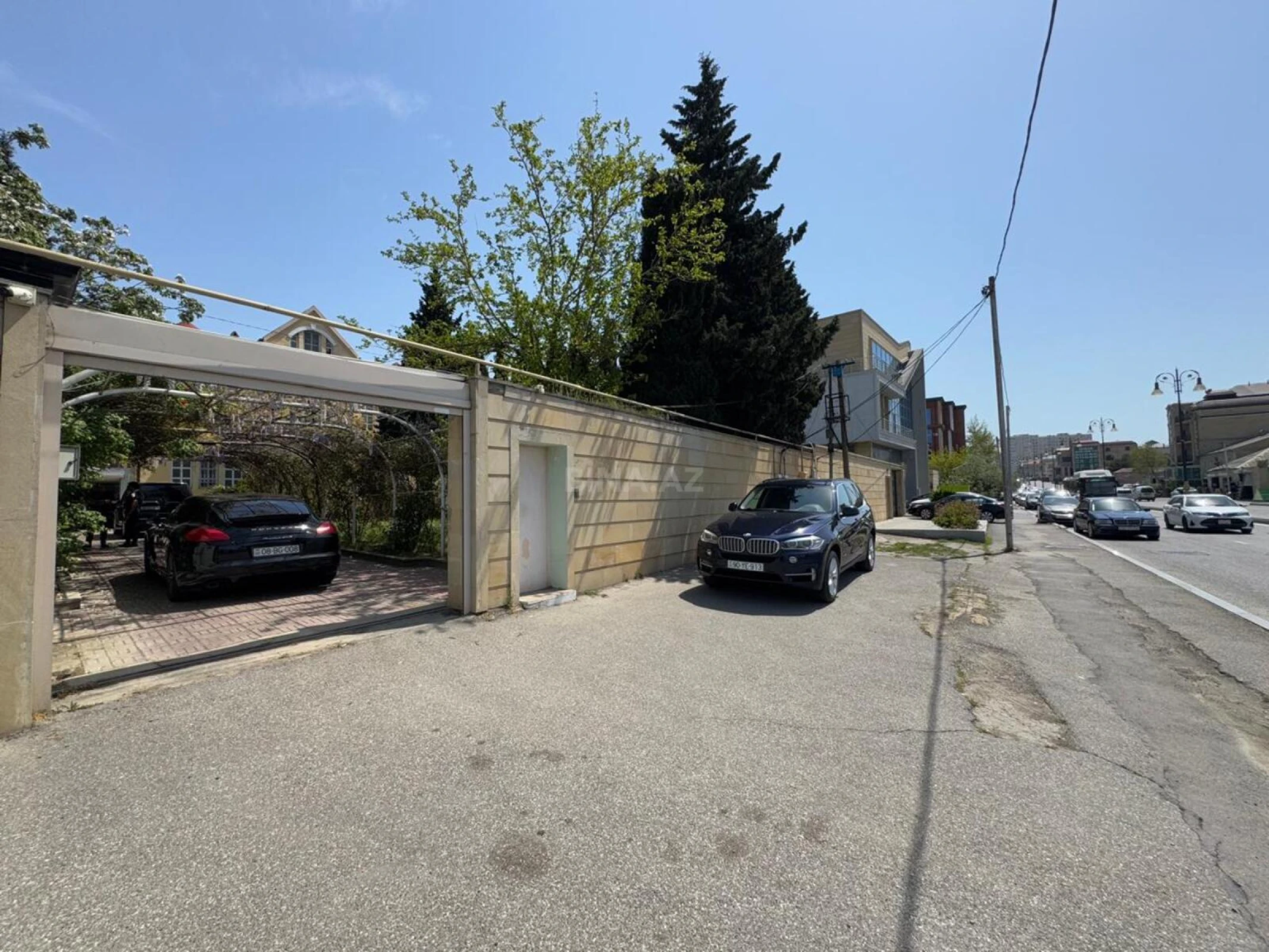 Satılır 8 otaqlı həyət evi 320 m²