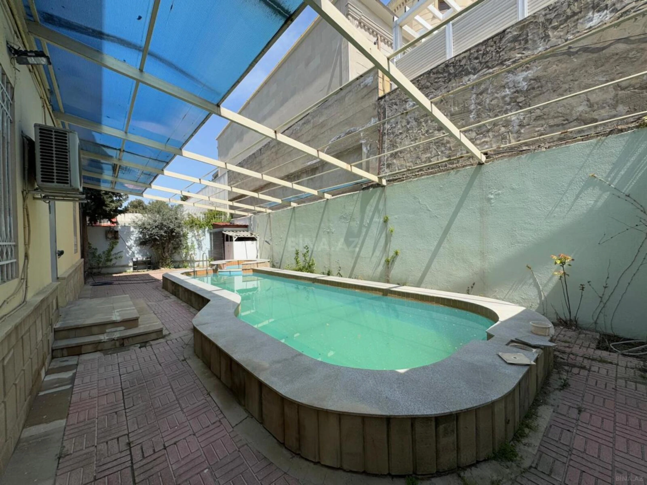 Satılır 8 otaqlı həyət evi 320 m²