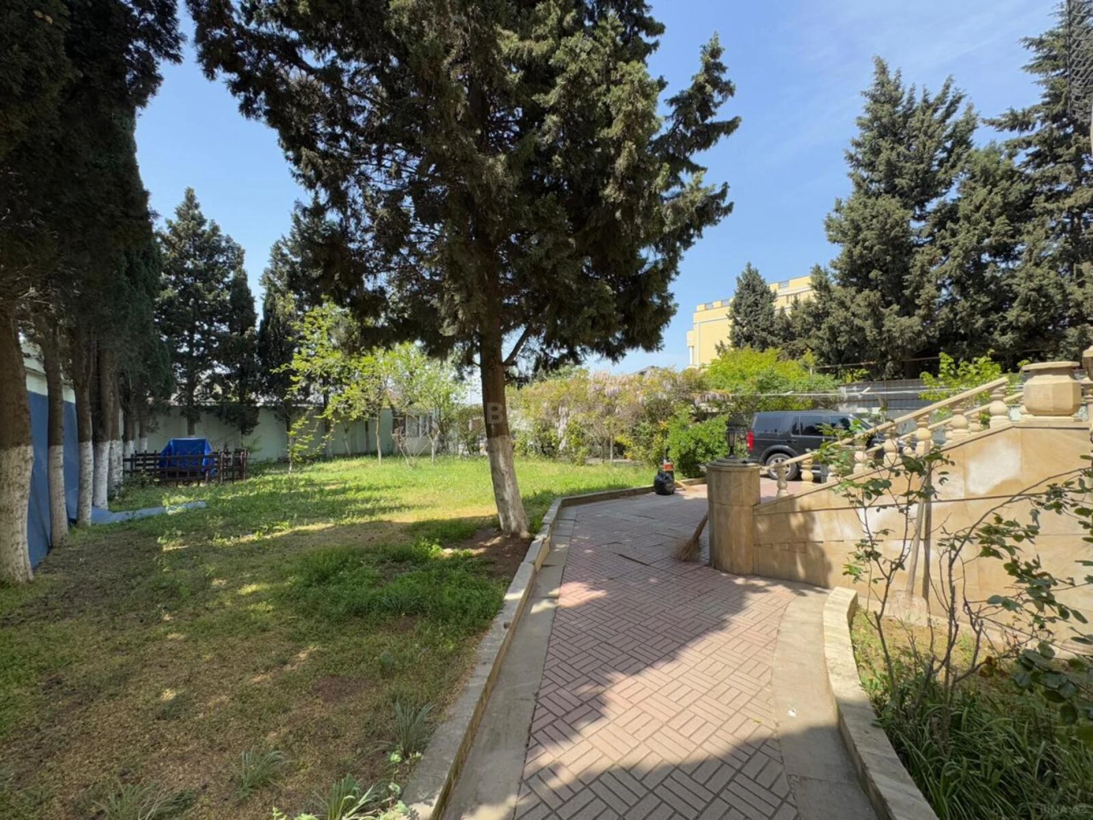 Satılır 8 otaqlı həyət evi 320 m²