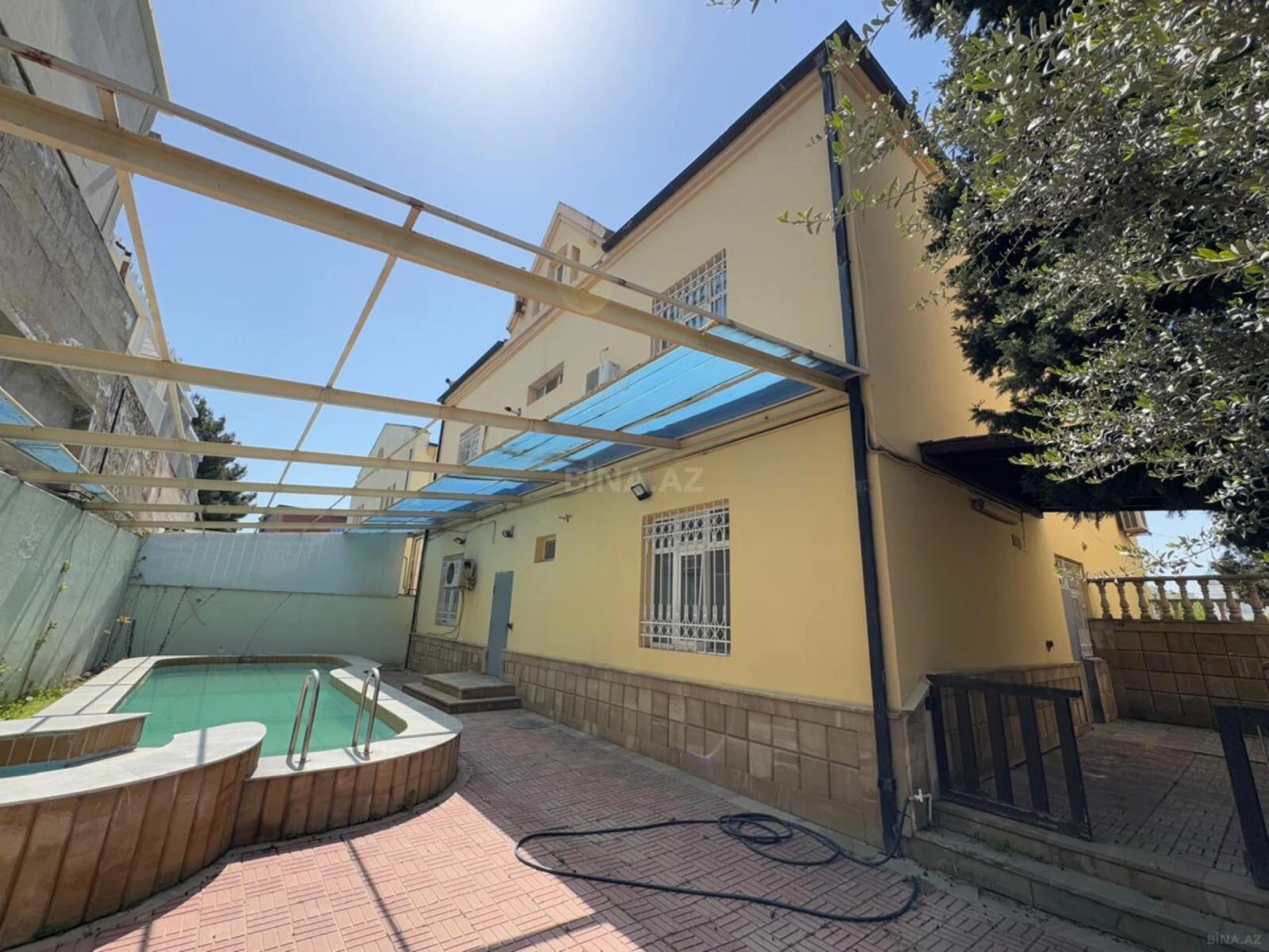 Satılır 8 otaqlı həyət evi 320 m²