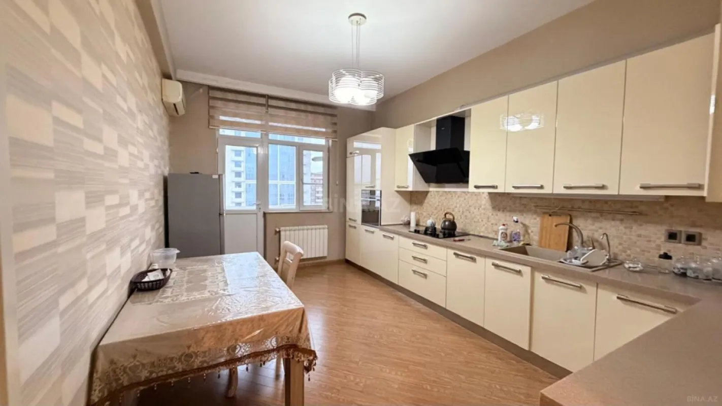 Satılır 4 otaqlı mənzil 180 m²