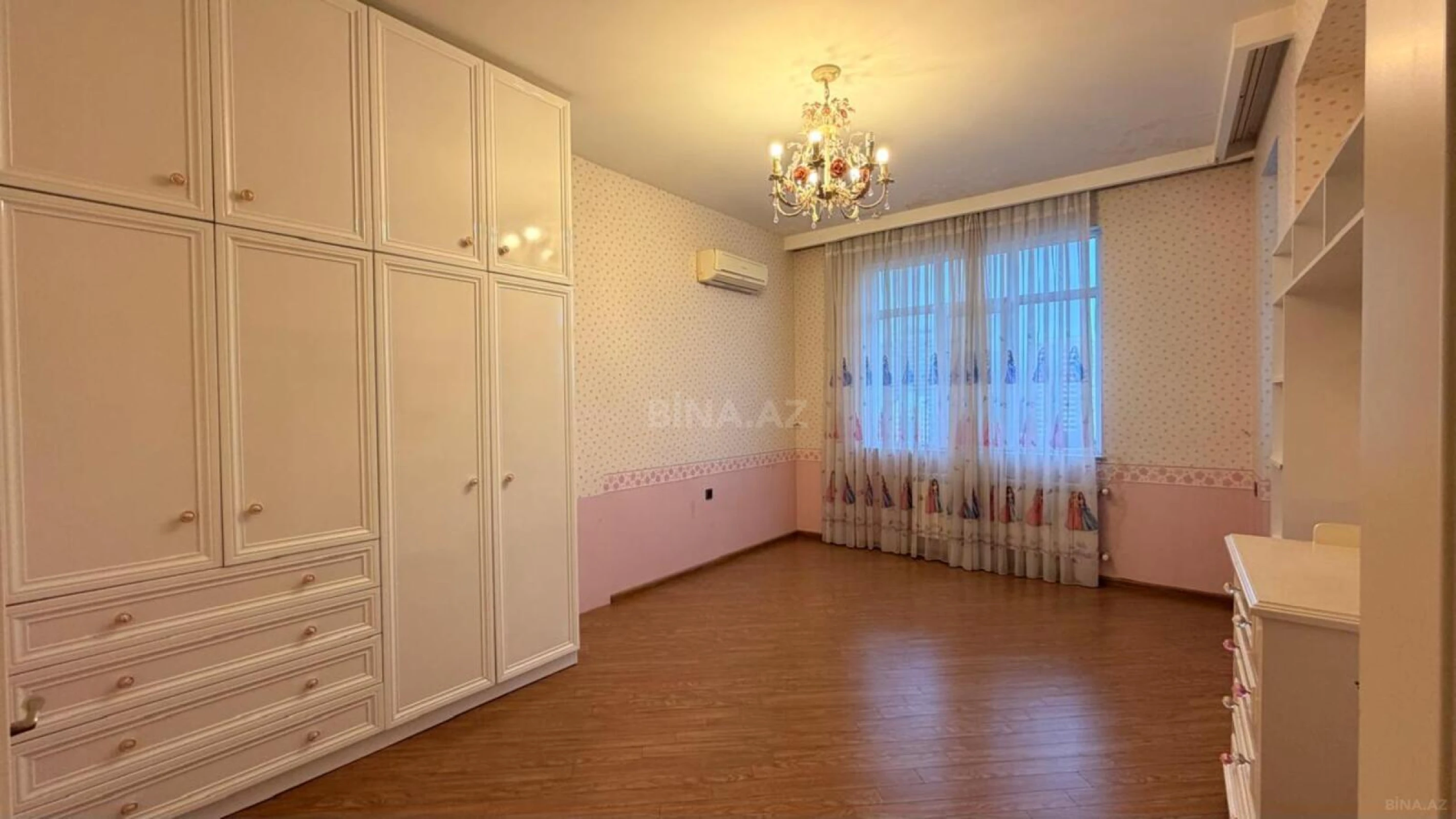 Satılır 4 otaqlı mənzil 180 m²