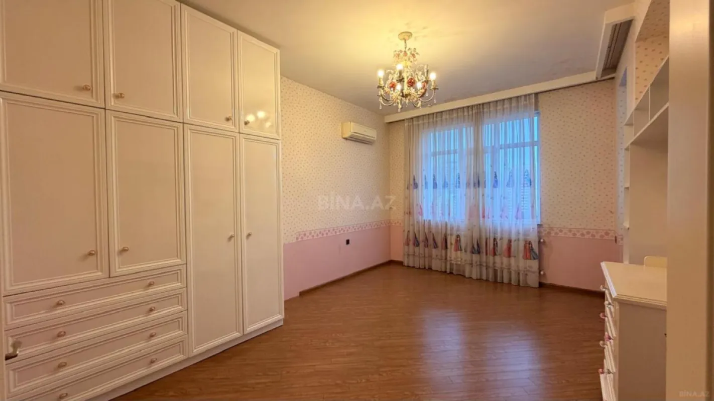 Satılır 4 otaqlı mənzil 180 m²