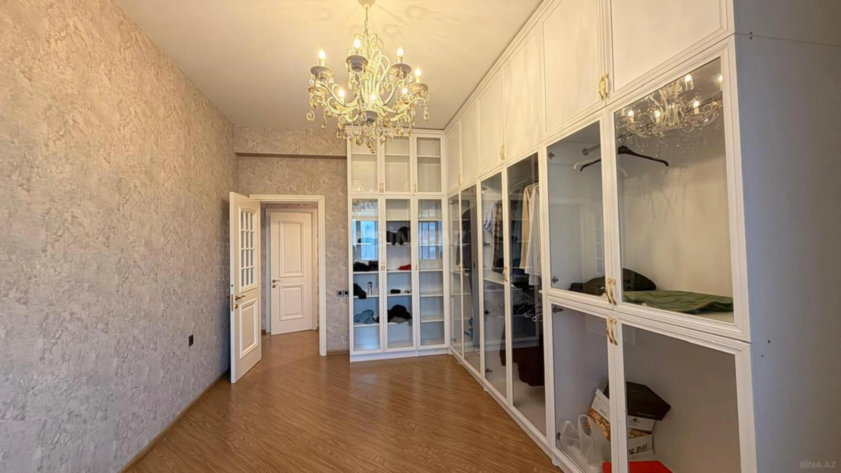 Satılır 4 otaqlı mənzil 180 m²