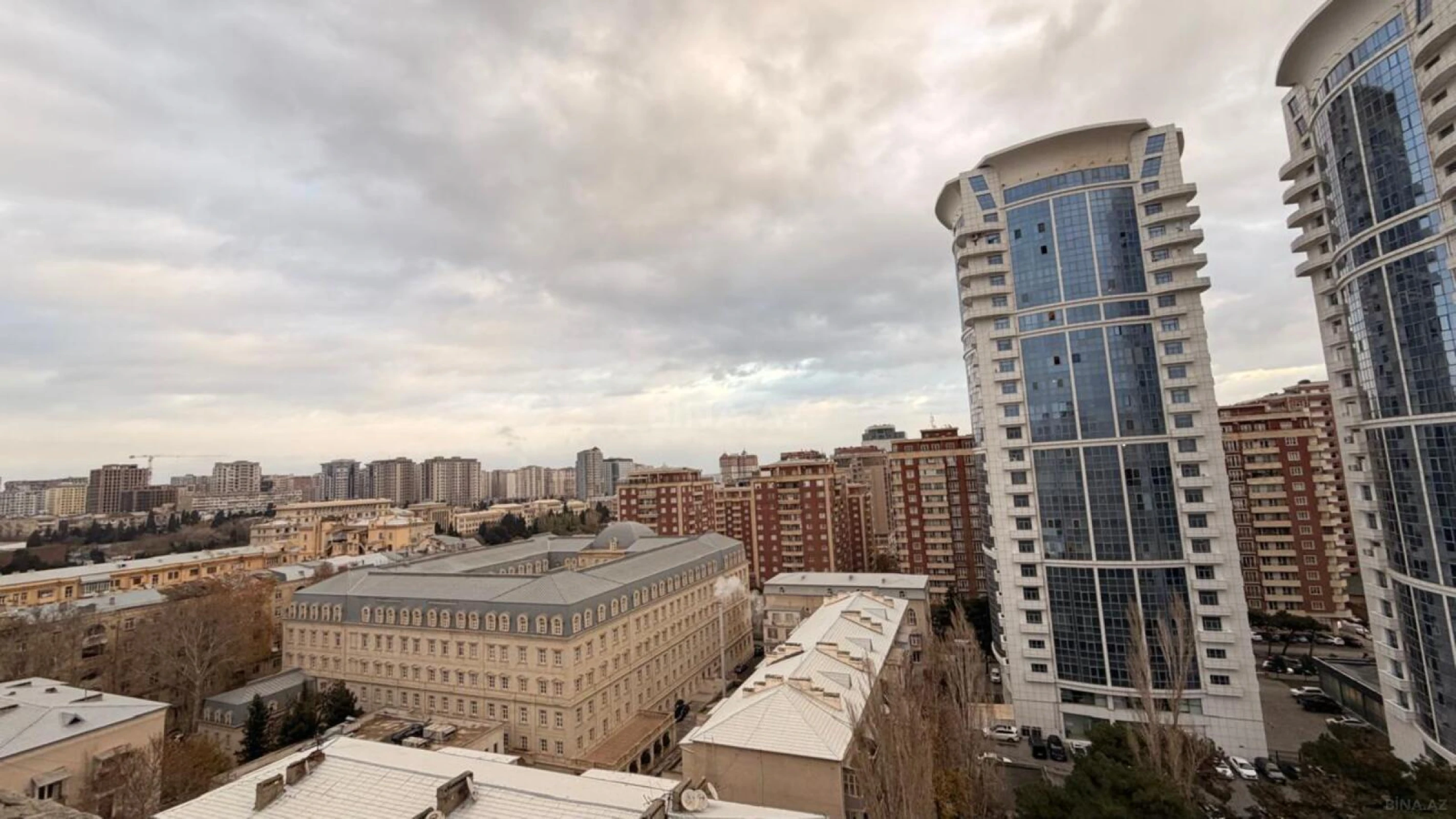 Satılır 4 otaqlı mənzil 180 m²