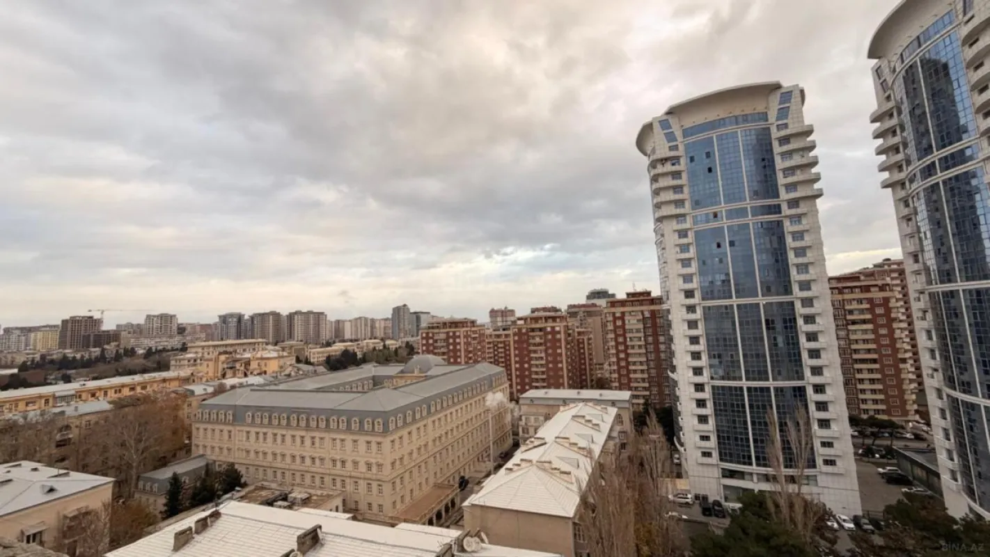 Satılır 4 otaqlı mənzil 180 m²
