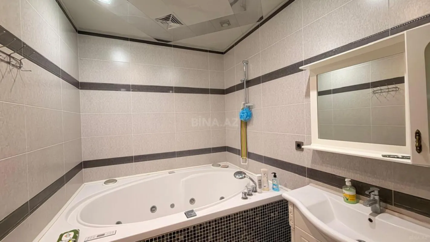 Satılır 4 otaqlı mənzil 180 m²