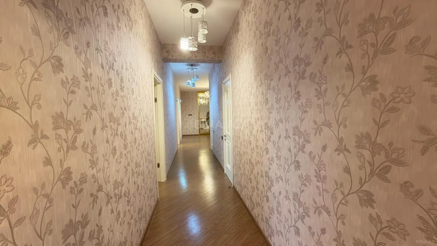 Satılır 4 otaqlı mənzil 180 m²