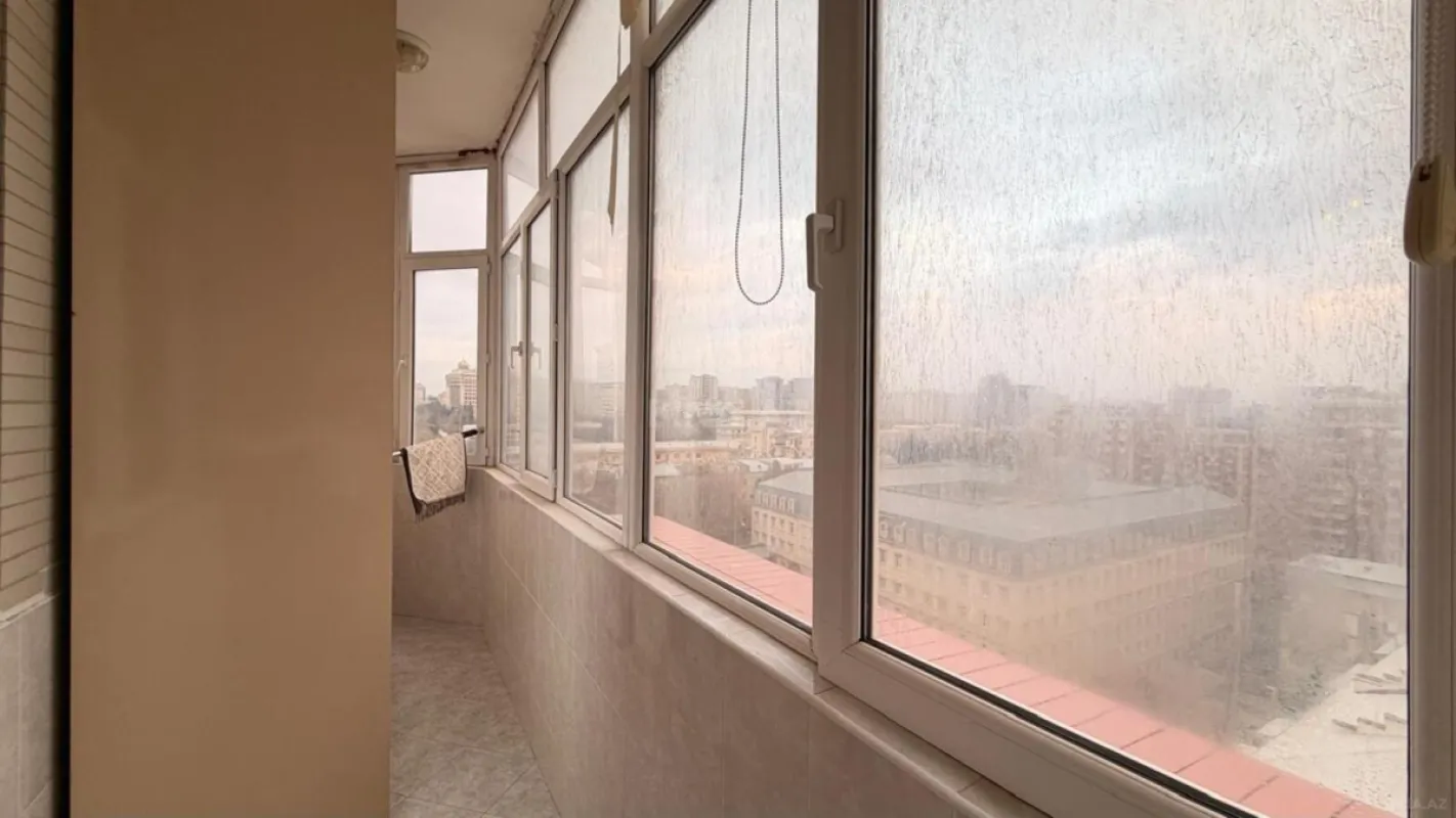 Satılır 4 otaqlı mənzil 180 m²