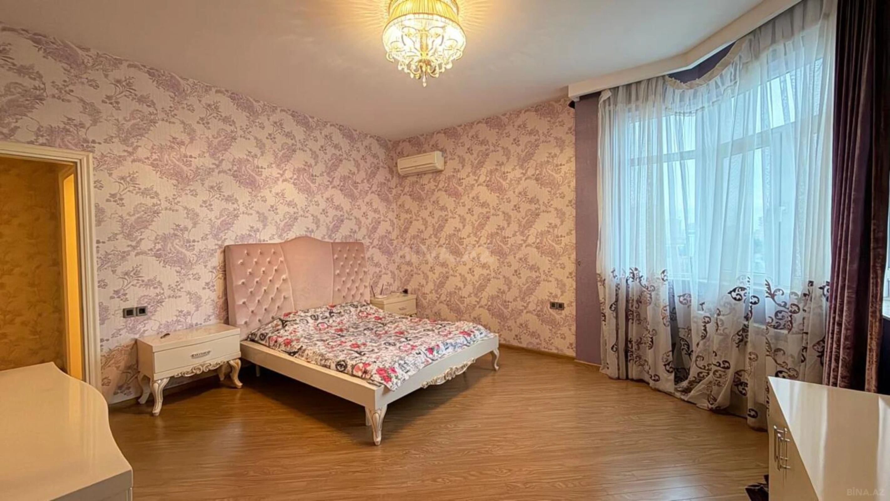 Satılır 4 otaqlı mənzil 180 m²