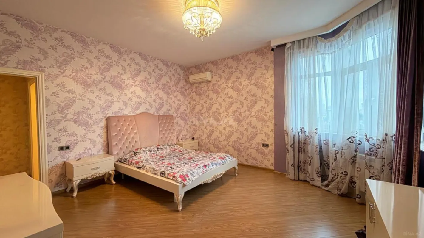 Satılır 4 otaqlı mənzil 180 m²