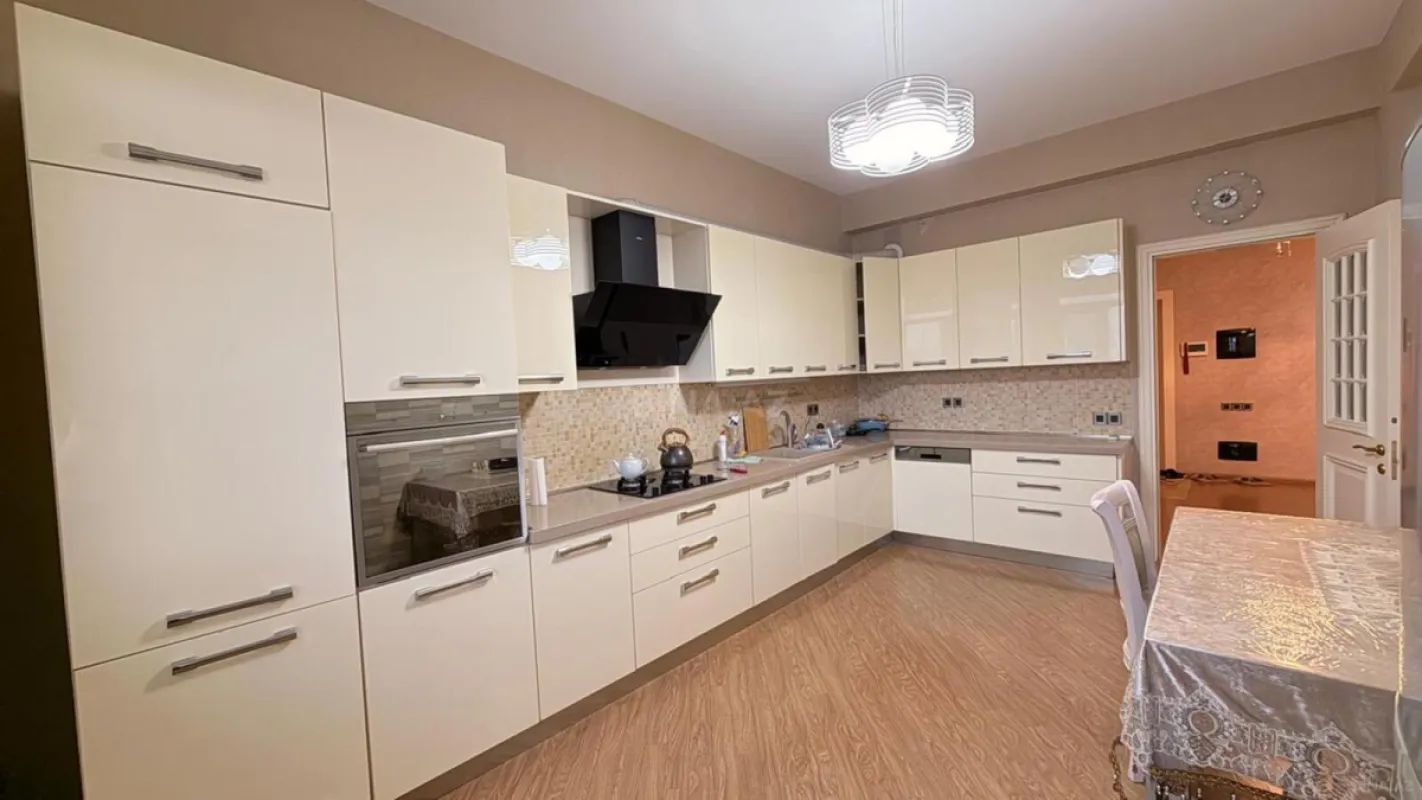 Satılır 4 otaqlı mənzil 180 m²