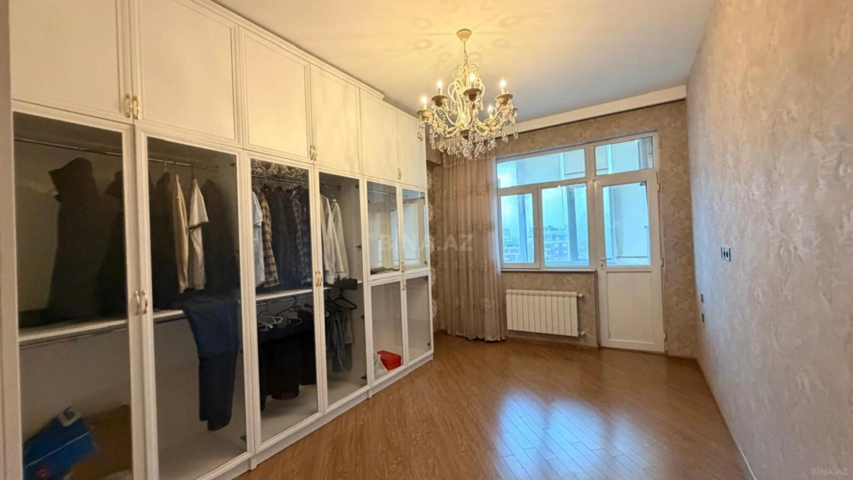 Satılır 4 otaqlı mənzil 180 m²