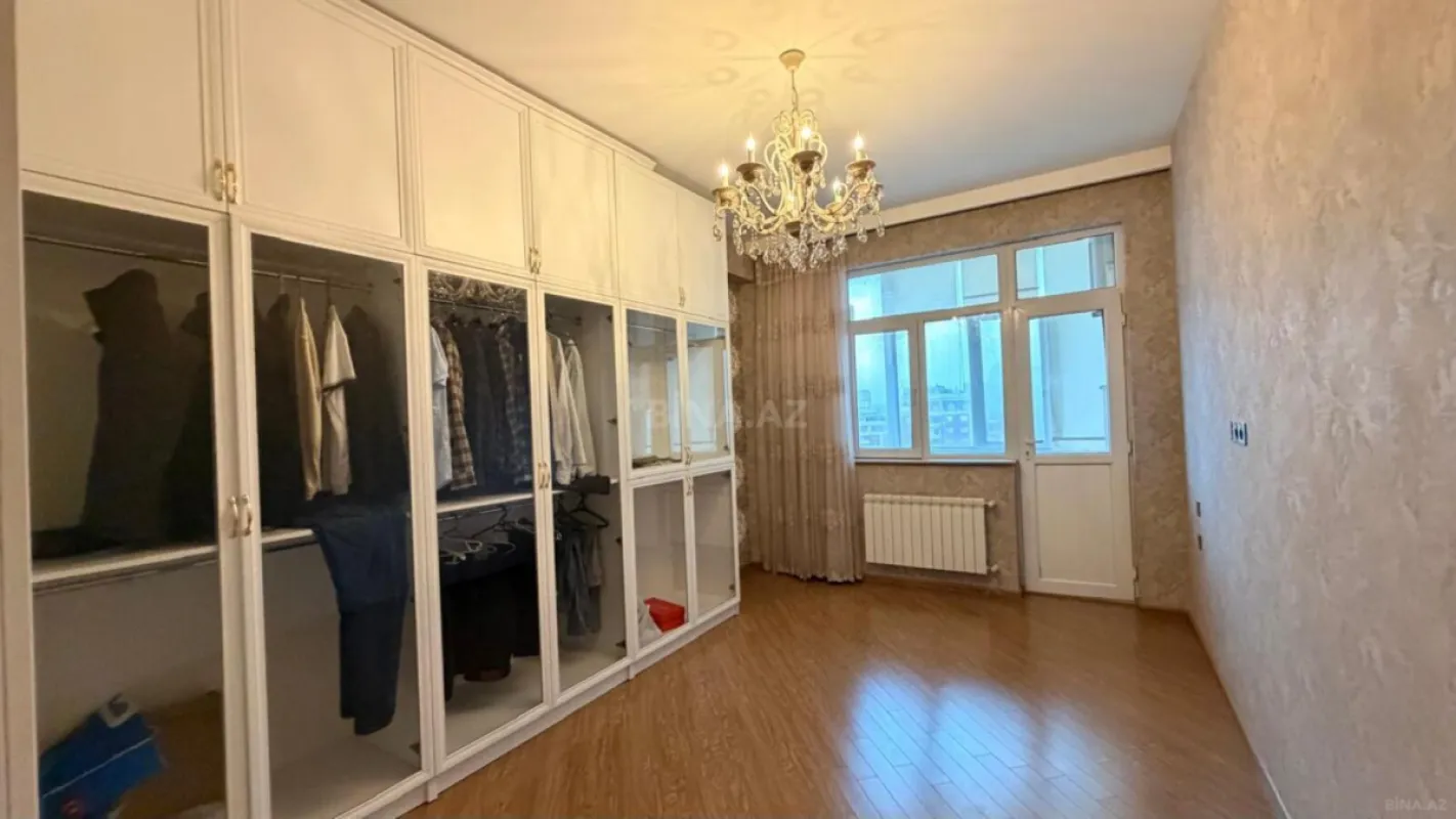 Satılır 4 otaqlı mənzil 180 m²