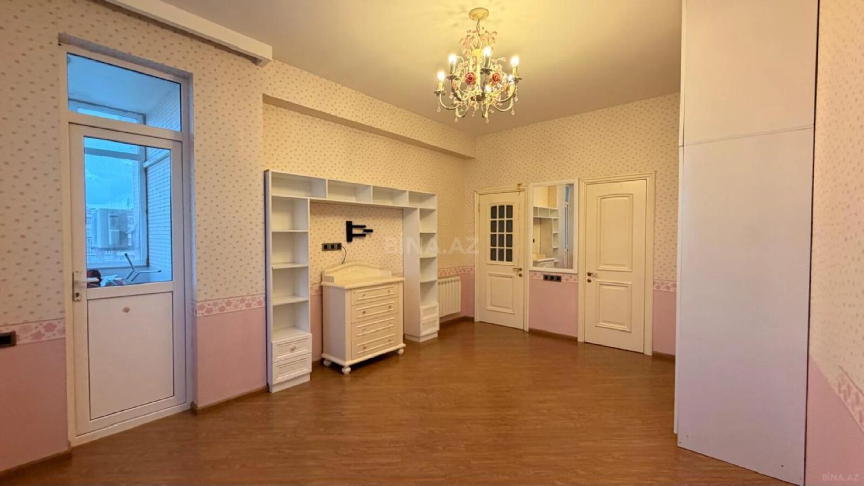 Satılır 4 otaqlı mənzil 180 m²