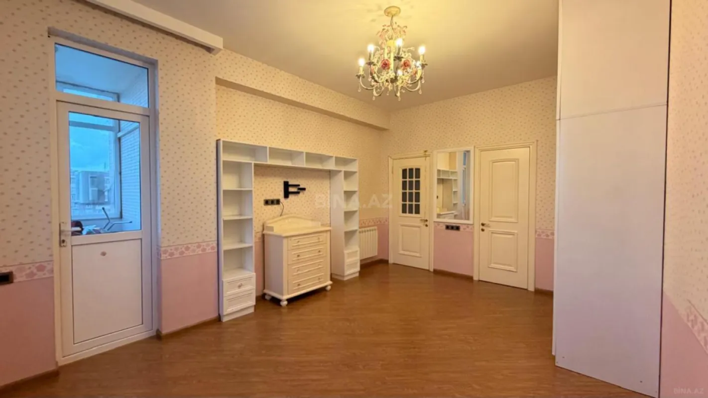 Satılır 4 otaqlı mənzil 180 m²