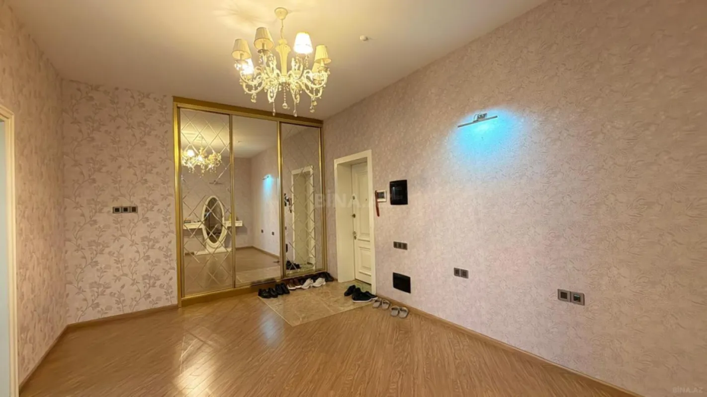 Satılır 4 otaqlı mənzil 180 m²