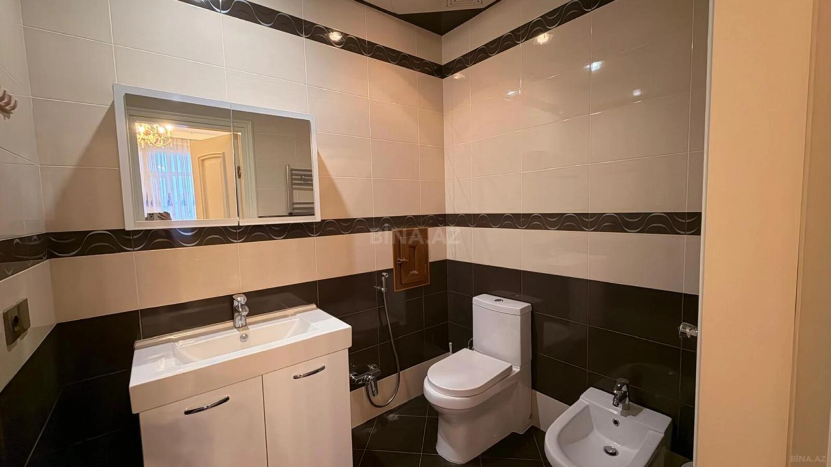 Satılır 4 otaqlı mənzil 180 m²