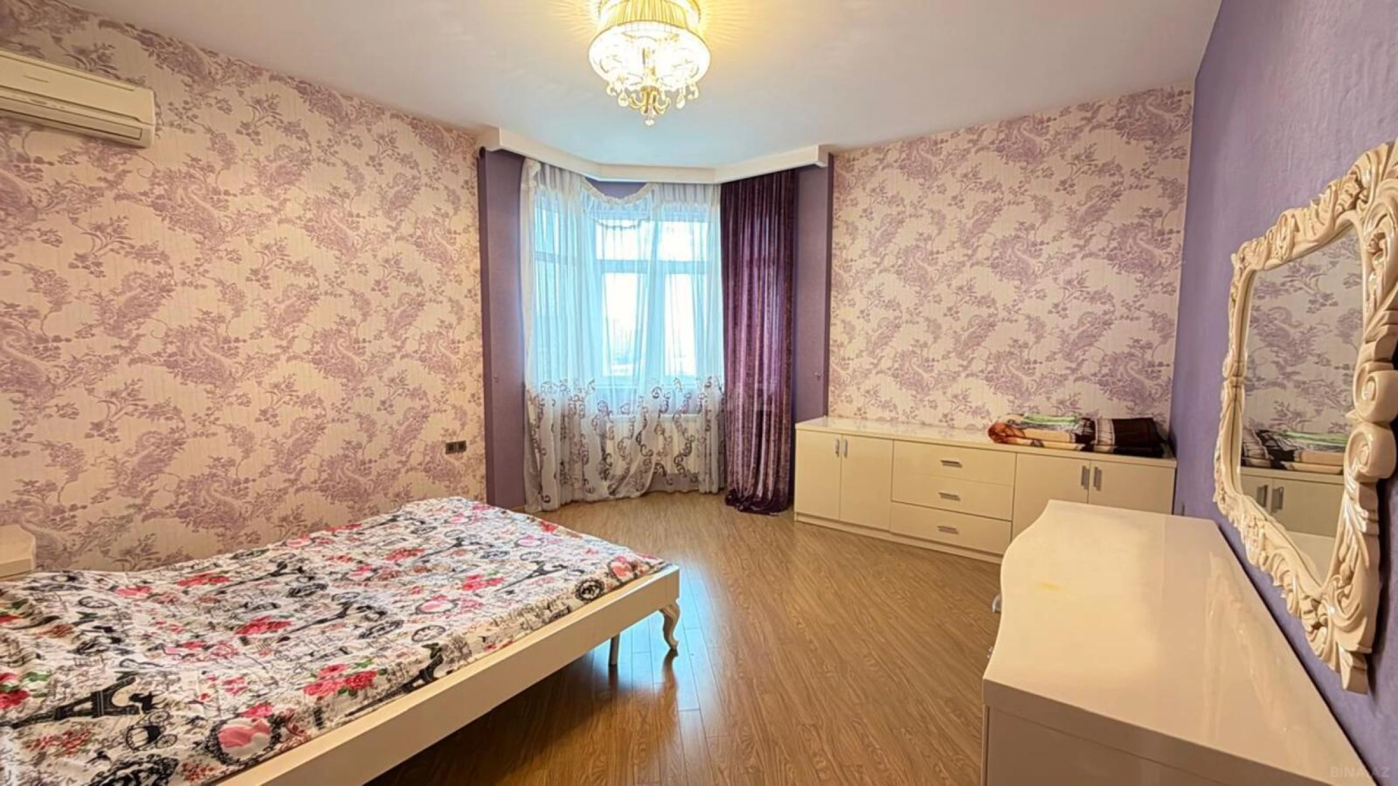 Satılır 4 otaqlı mənzil 180 m²