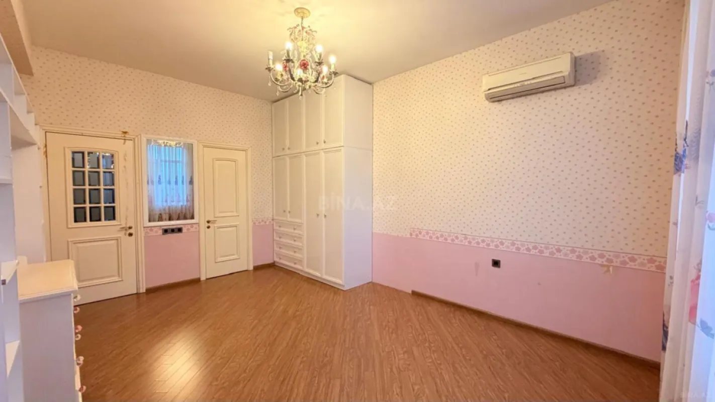 Satılır 4 otaqlı mənzil 180 m²
