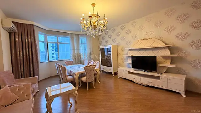 Satılır 4 otaqlı mənzil 180 m²