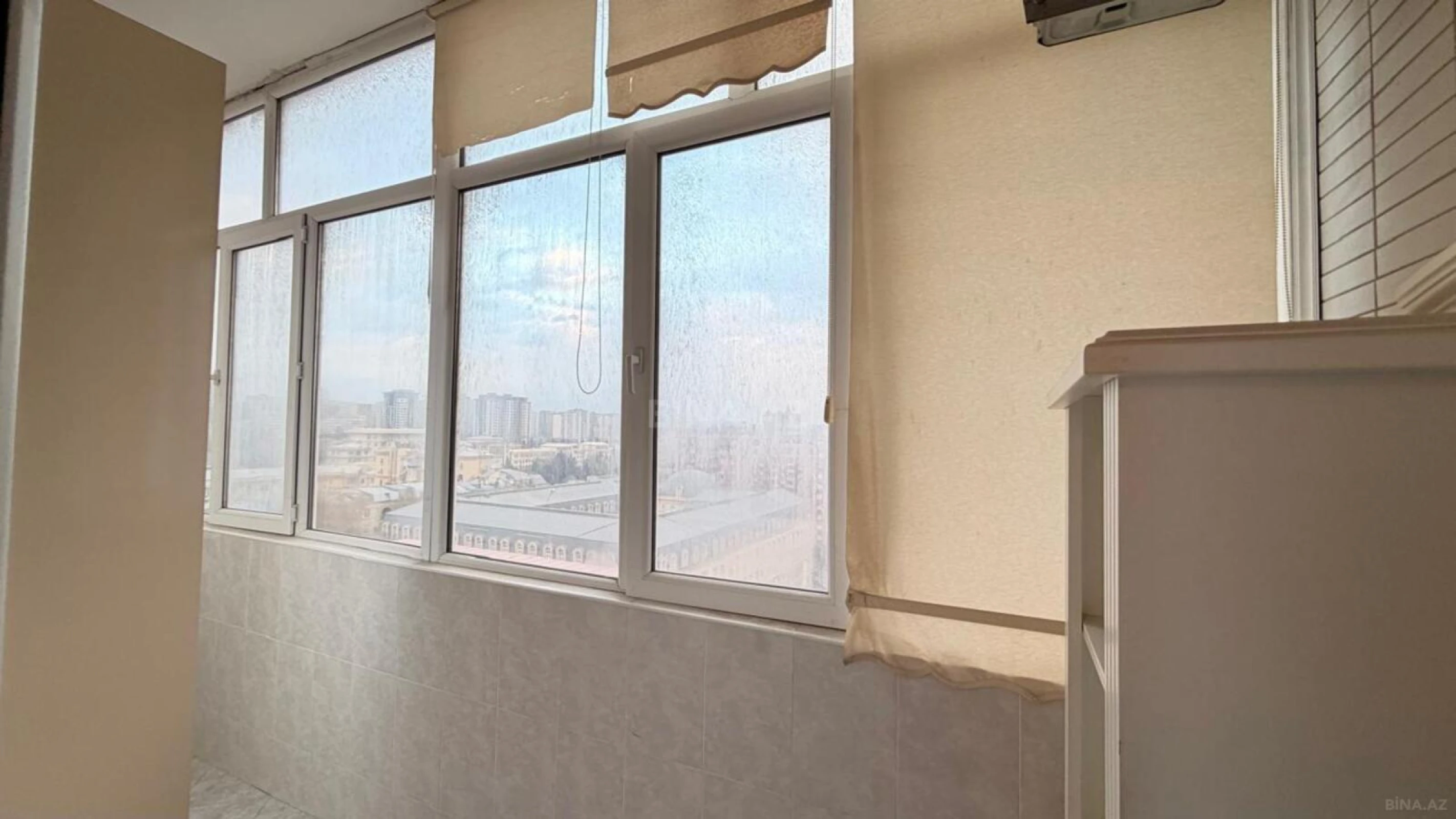 Satılır 4 otaqlı mənzil 180 m²