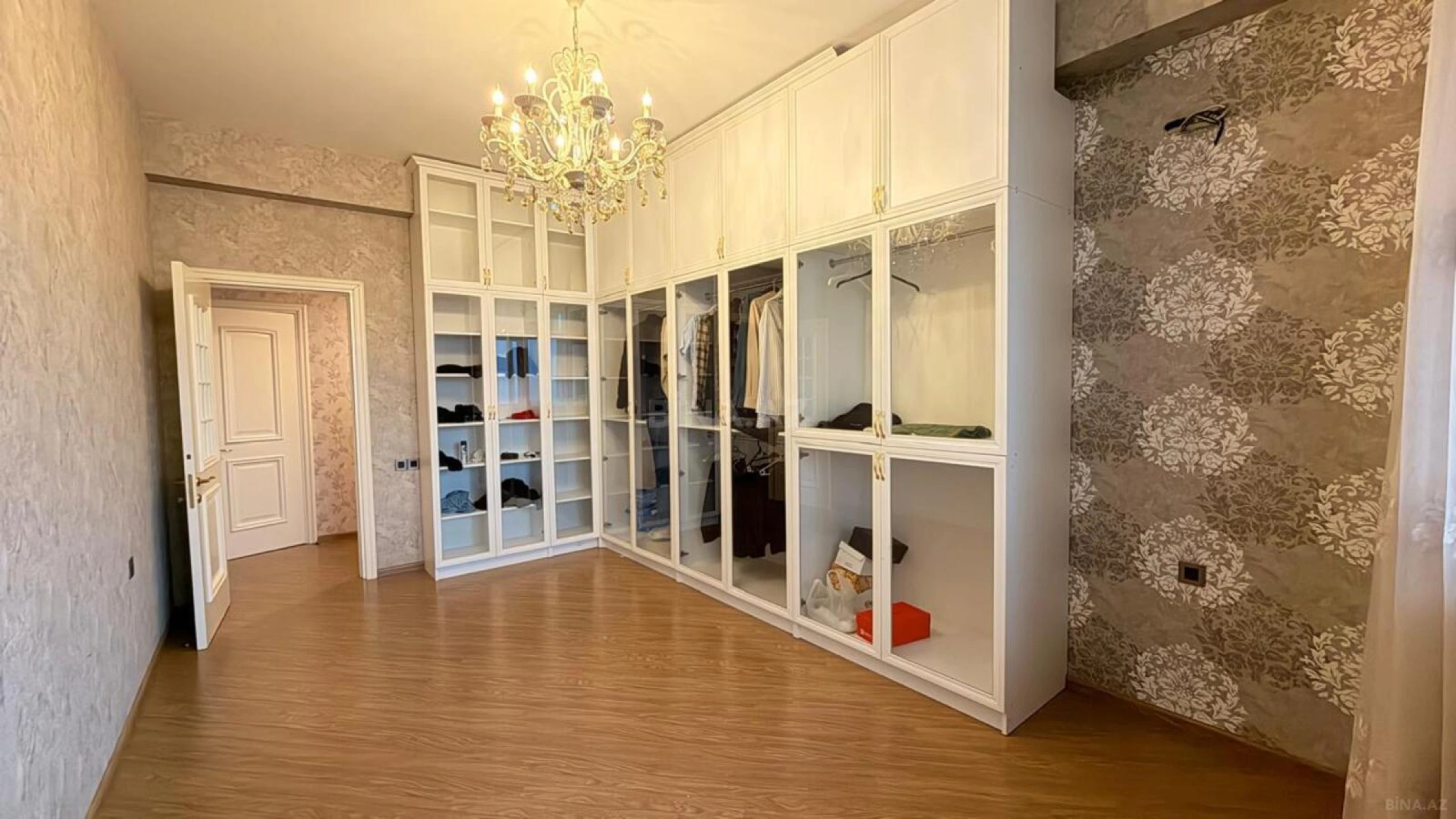 Satılır 4 otaqlı mənzil 180 m²