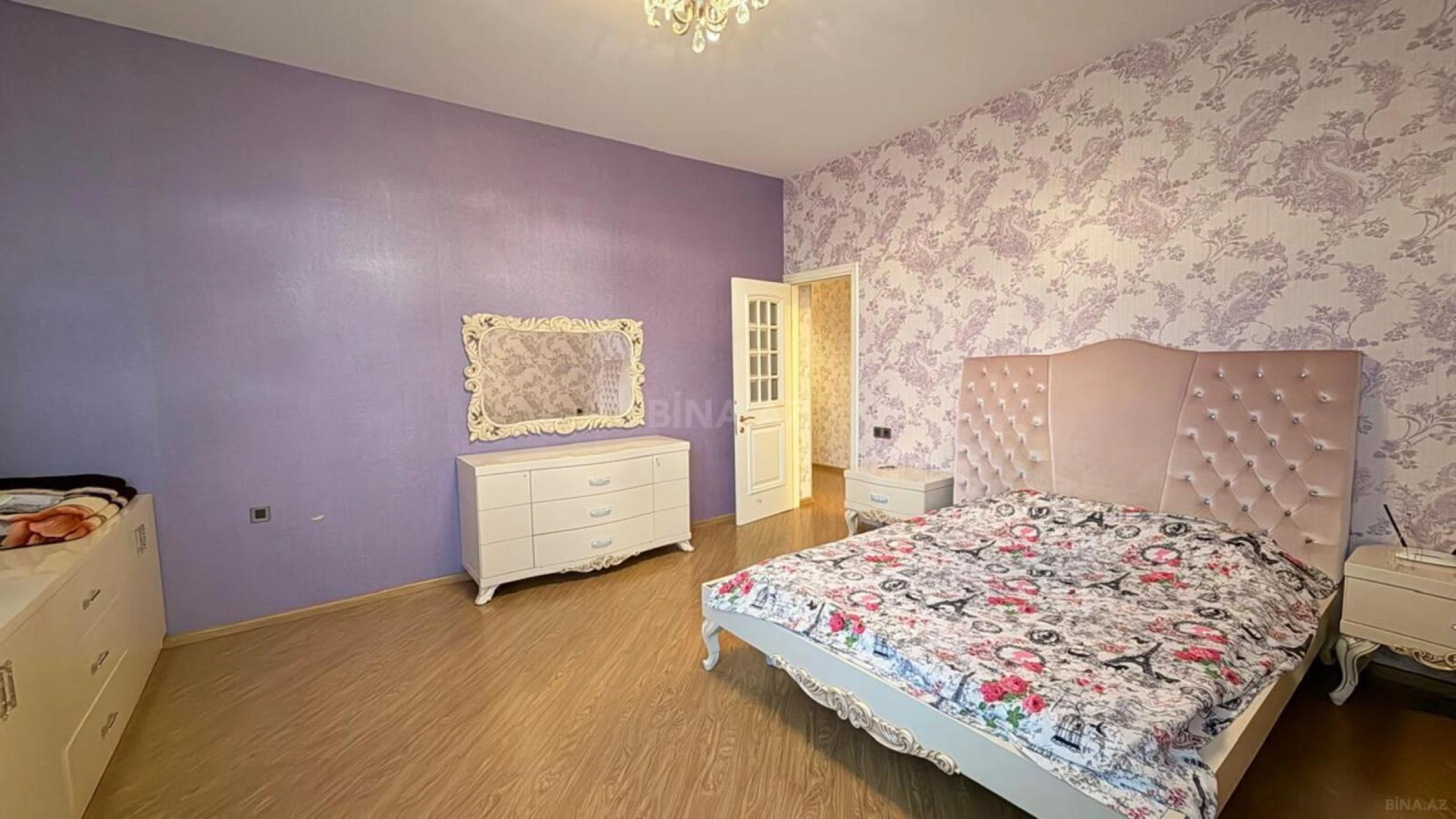 Satılır 4 otaqlı mənzil 180 m²