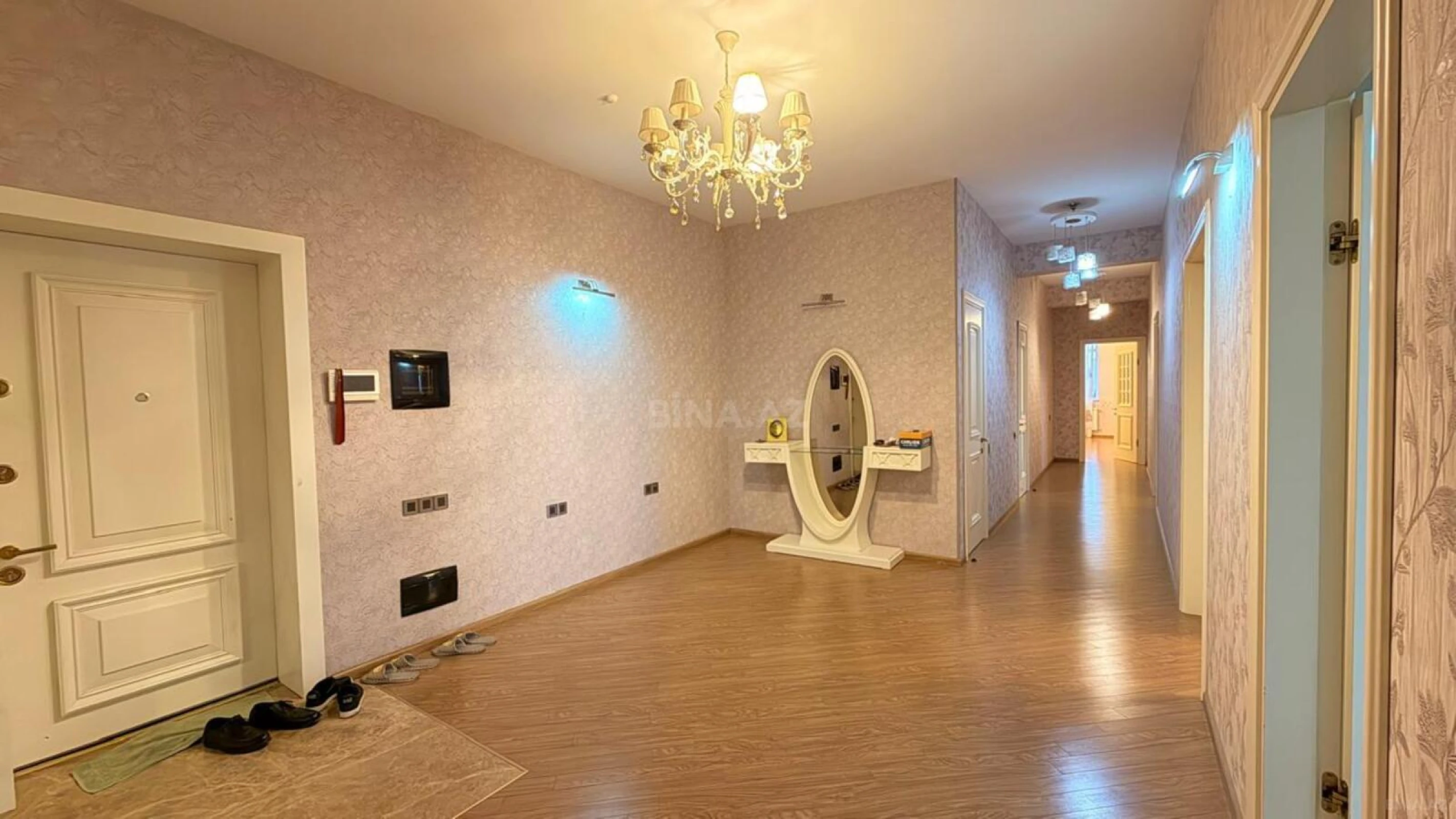 Satılır 4 otaqlı mənzil 180 m²