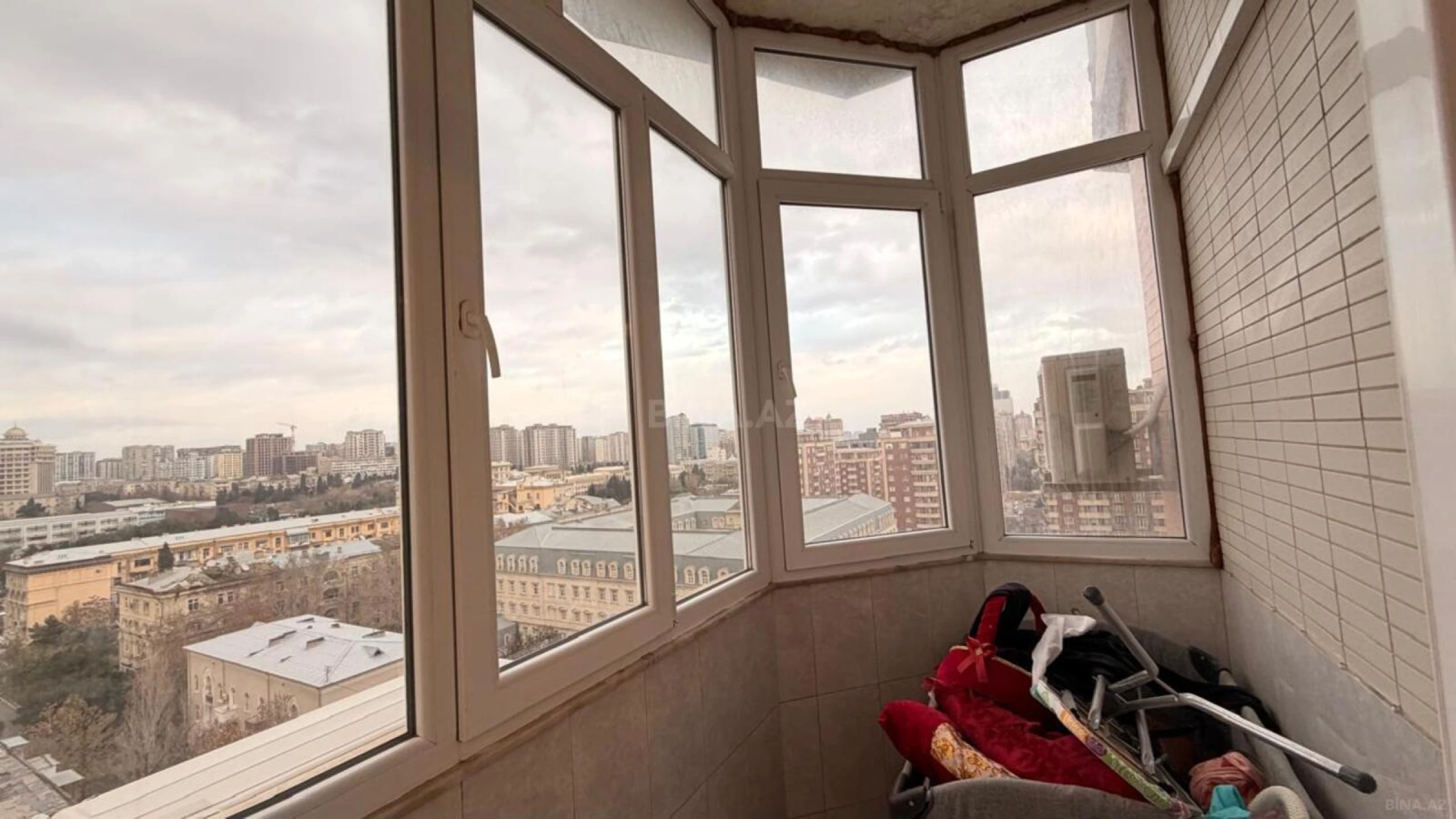 Satılır 4 otaqlı mənzil 180 m²