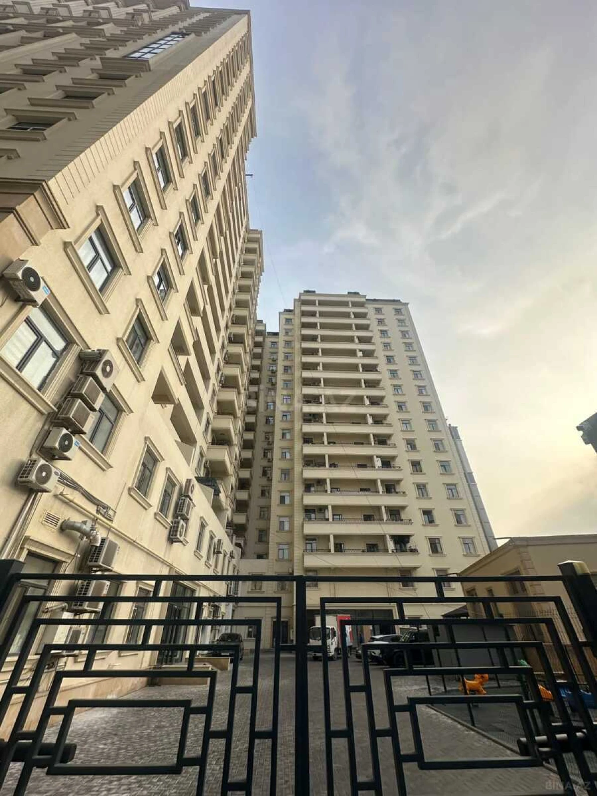 Satılır 4 otaqlı mənzil 241.9 m²