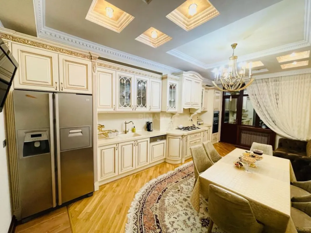 Satılır 4 otaqlı mənzil 240 m²