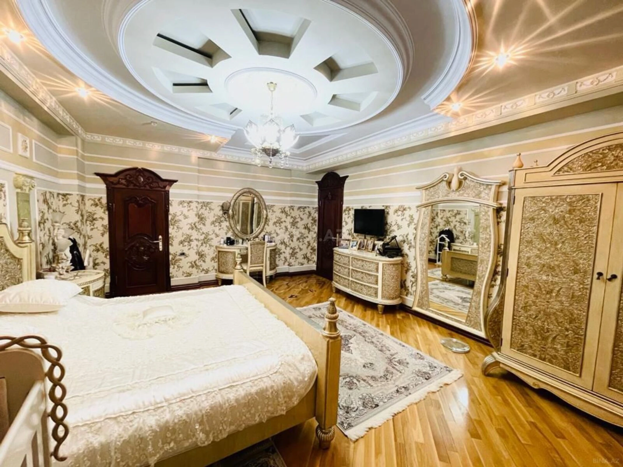 Satılır 4 otaqlı mənzil 240 m²