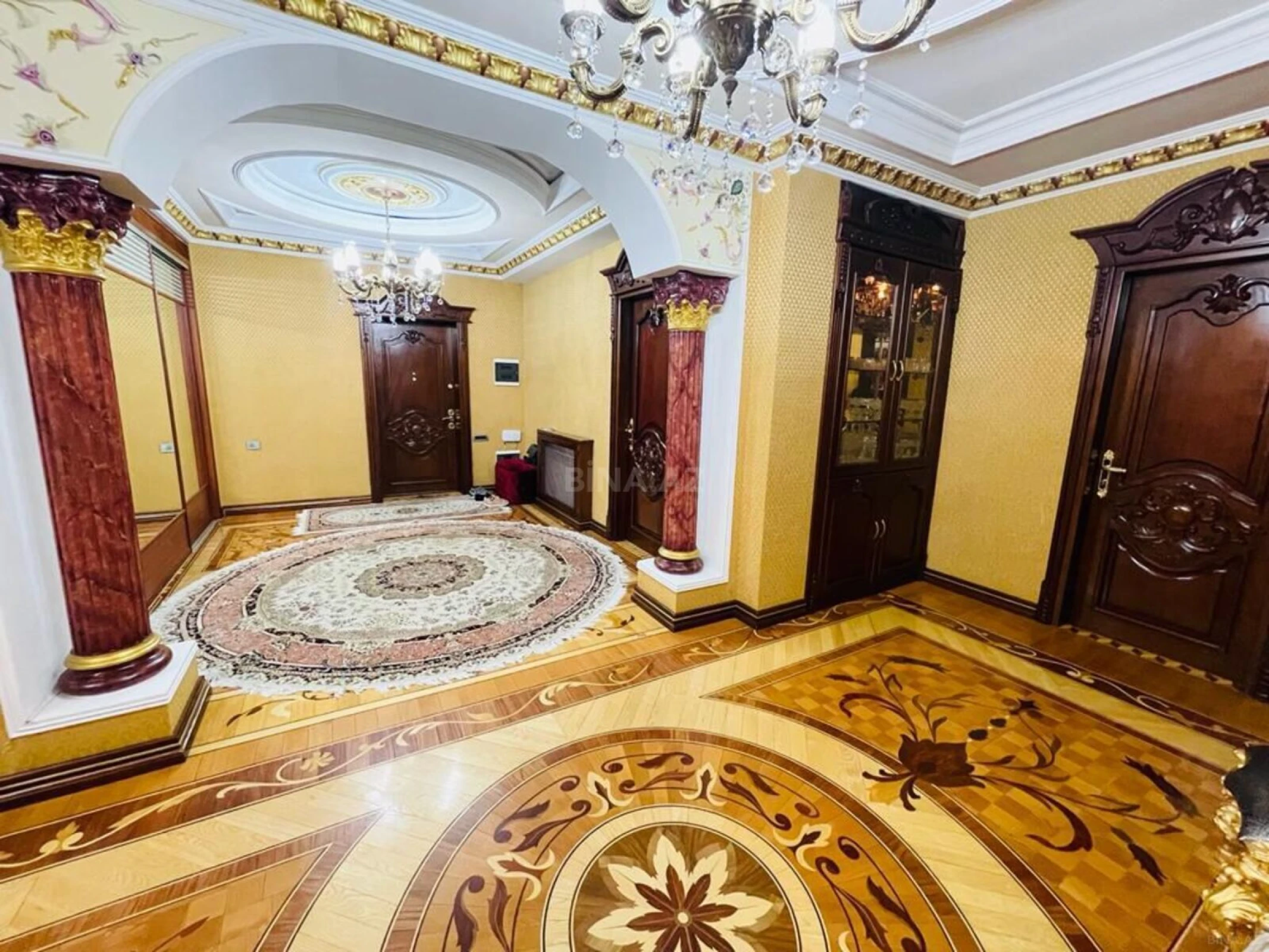Satılır 4 otaqlı mənzil 240 m²