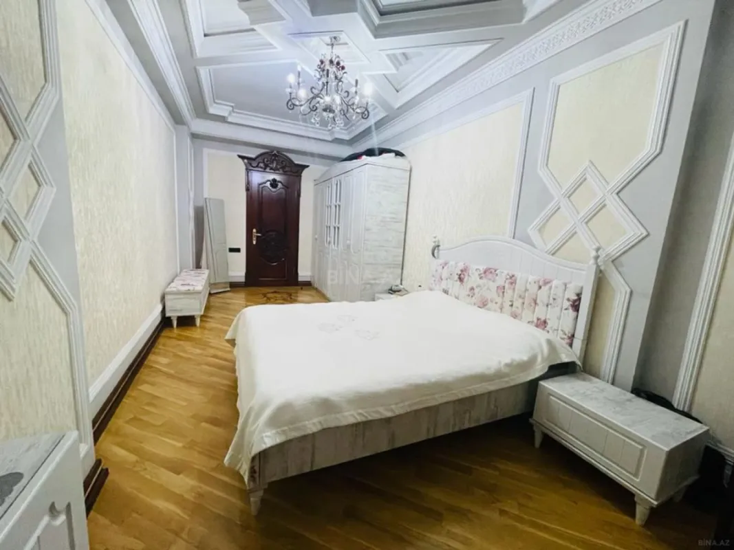 Satılır 4 otaqlı mənzil 240 m²