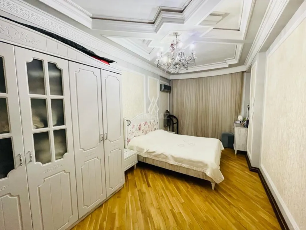 Satılır 4 otaqlı mənzil 240 m²