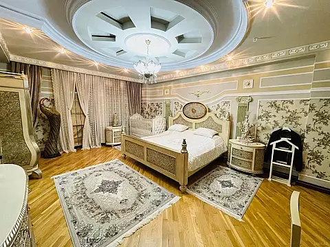 Satılır 4 otaqlı mənzil 240 m²