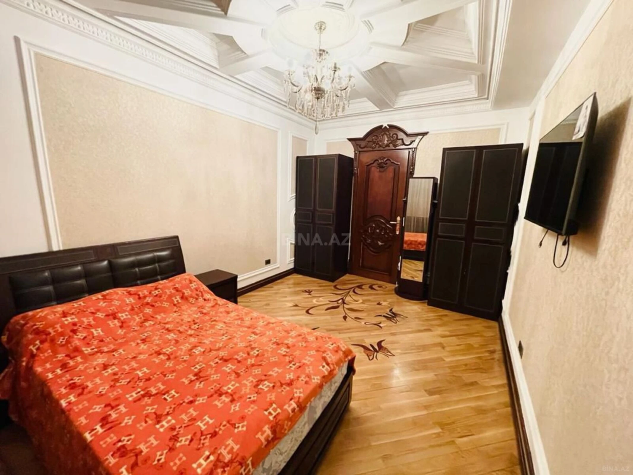 Satılır 4 otaqlı mənzil 240 m²