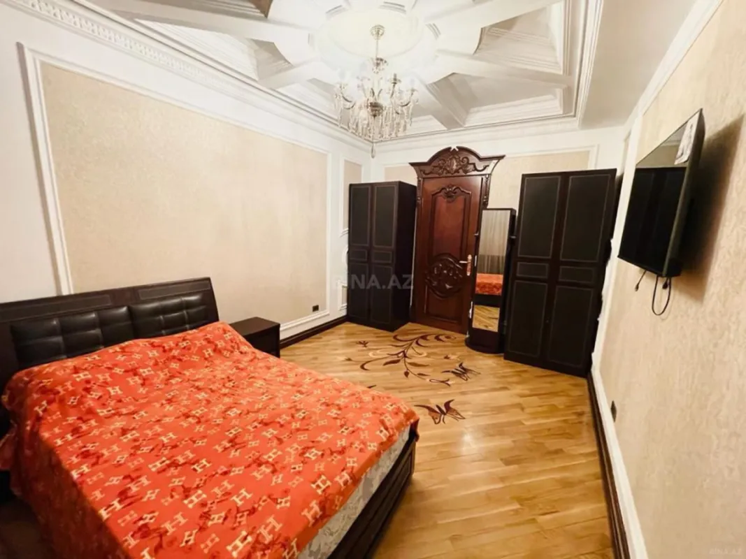 Satılır 4 otaqlı mənzil 240 m²