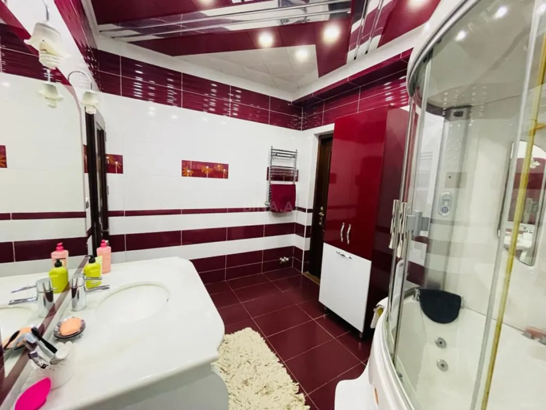 Satılır 4 otaqlı mənzil 240 m²