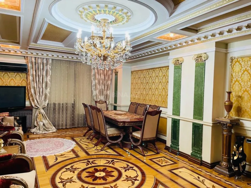 Satılır 4 otaqlı mənzil 240 m²