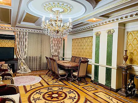 Satılır 4 otaqlı mənzil 240 m²