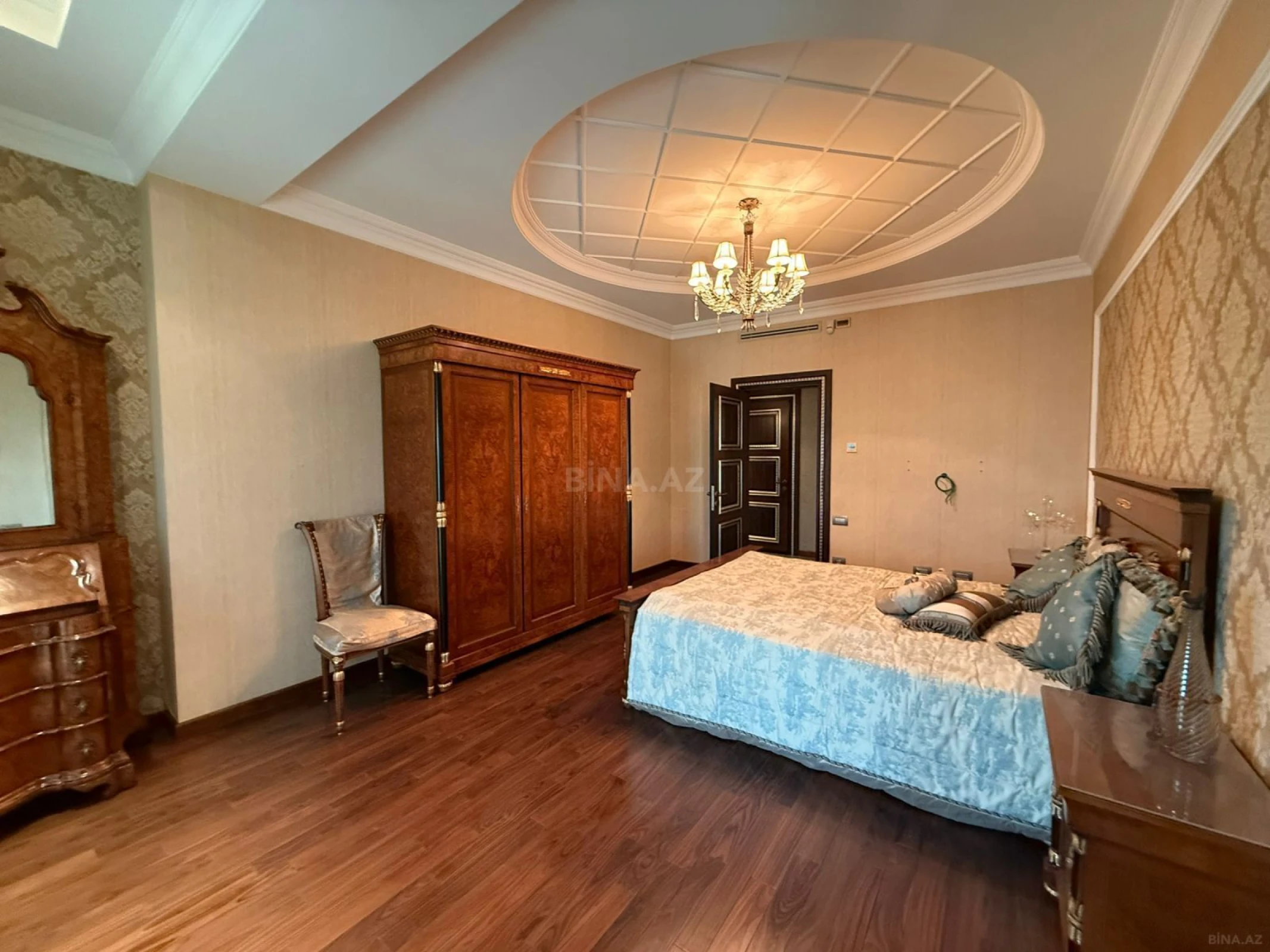 Satılır 4 otaqlı mənzil 218 m²