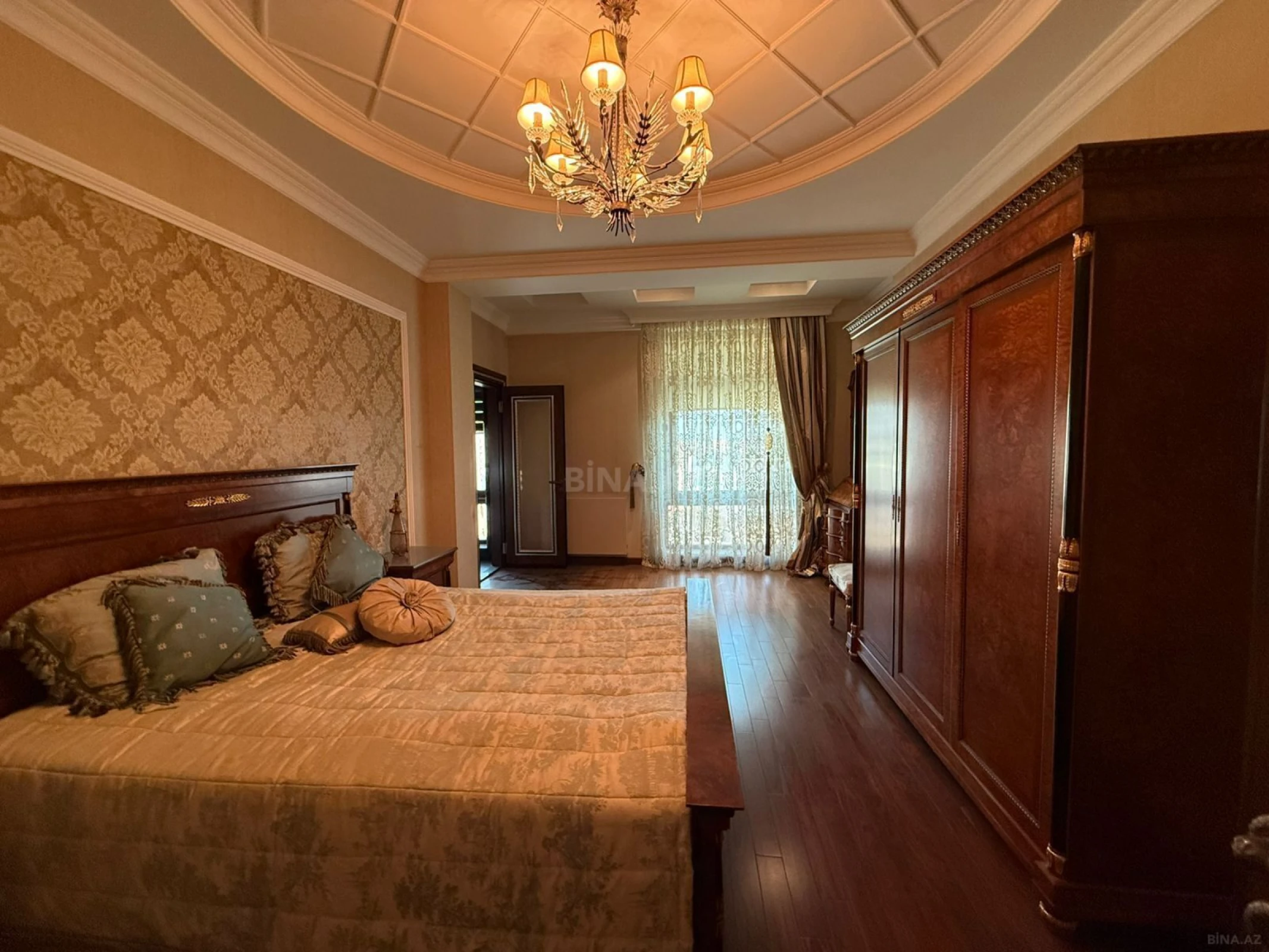 Satılır 4 otaqlı mənzil 218 m²