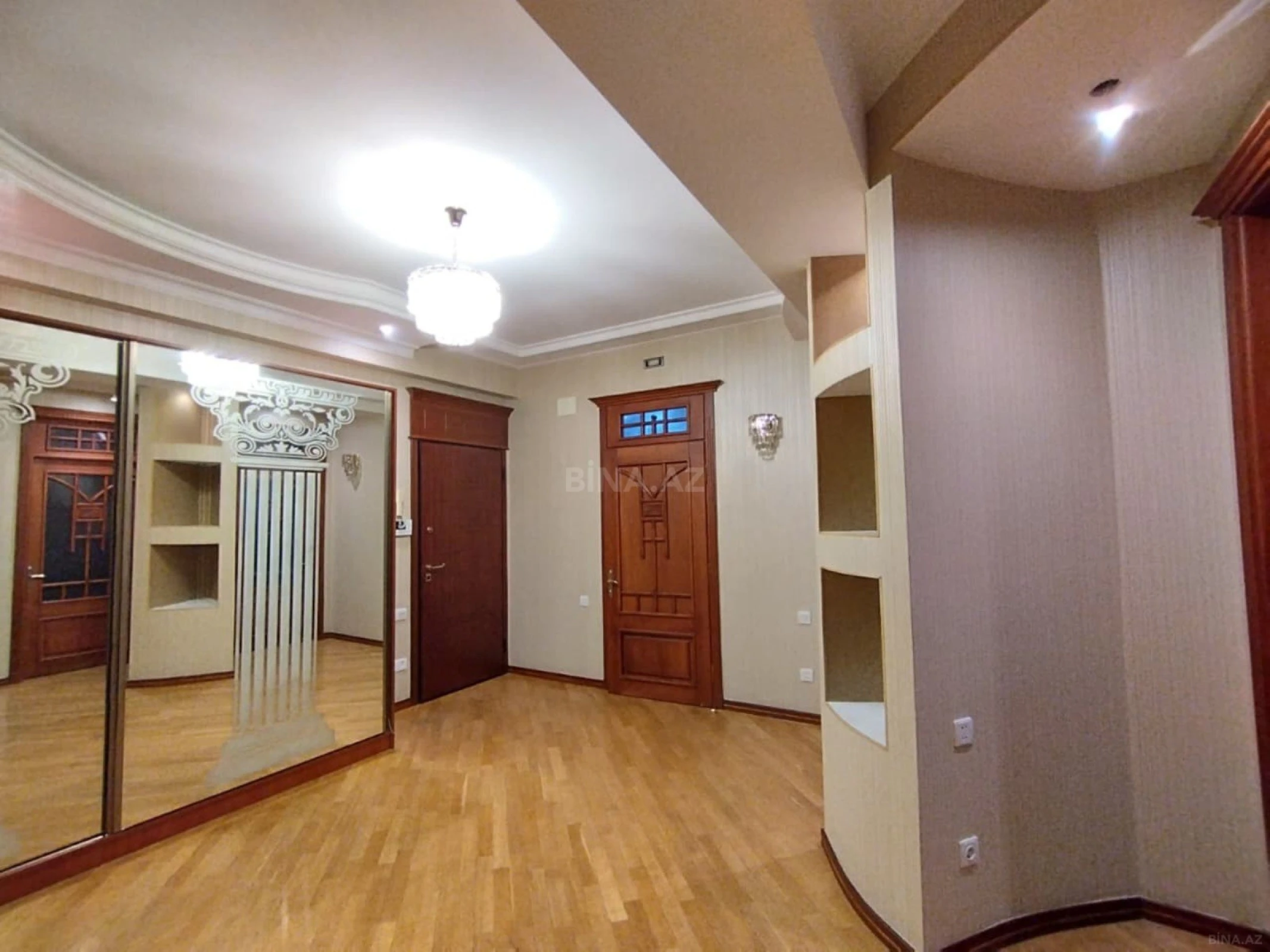 Satılır 3 otaqlı mənzil 142 m²