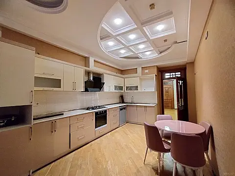 Satılır 3 otaqlı mənzil 142 m²