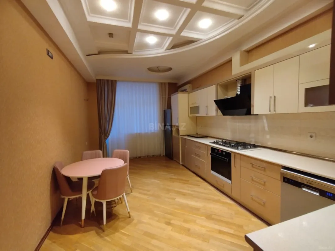 Satılır 3 otaqlı mənzil 142 m²